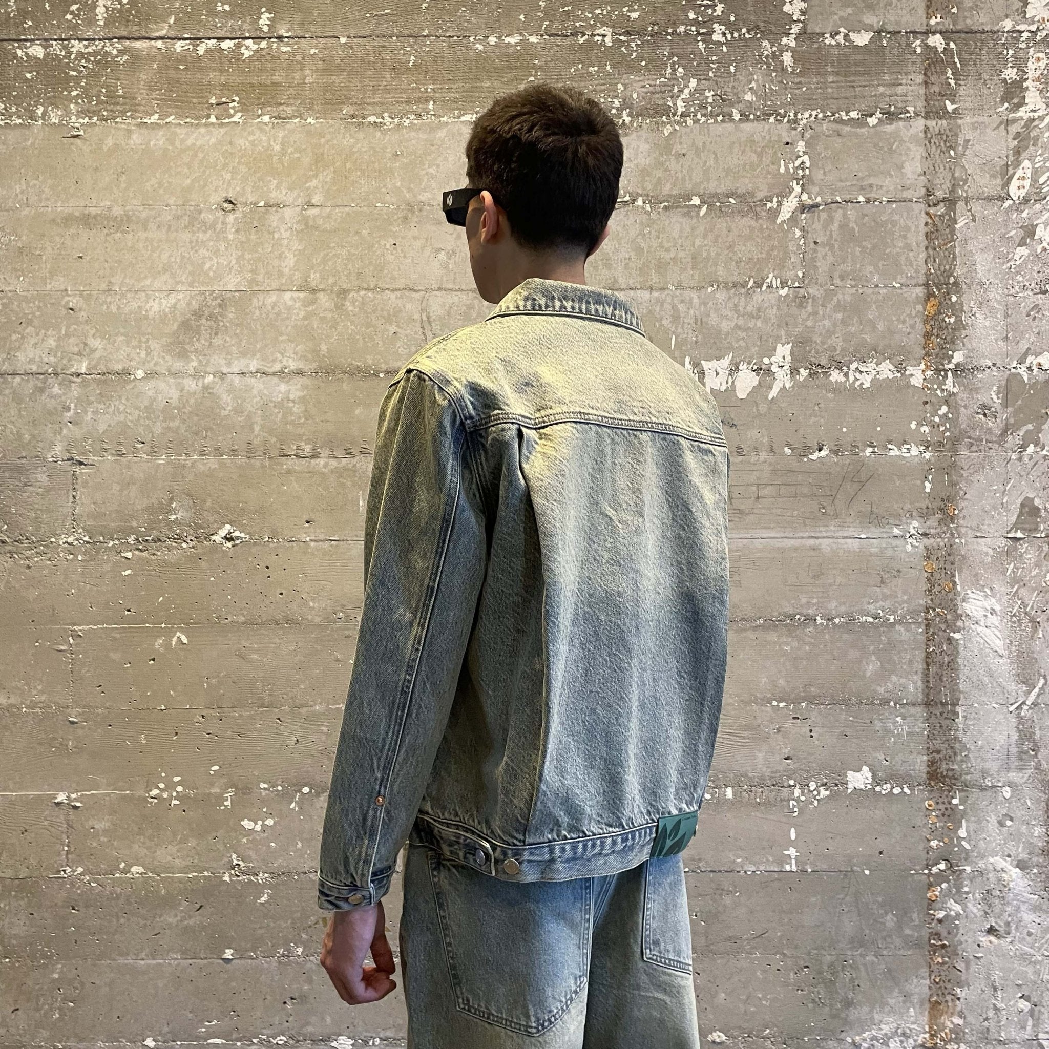 デニムジャケット HUECLOSET Sand washed trucker denim jacket Sandwashed Denim Trucker Jacket – Concrete Orchids